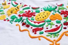画像4: 90s グアテマラ製 フルーツ柄 ハンド刺繍 コットンTシャツ 白 (4)