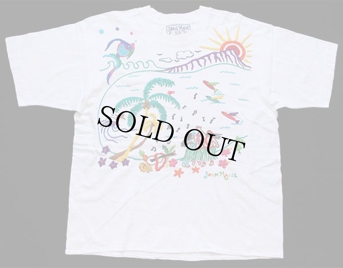 画像2: 90s SWAN MAGIC ハワイ ヤシの木 熱帯魚 フラダンス ウクレレ ハイビスカス サーフィン 太陽 刺繍 コットンTシャツ 白 (2)