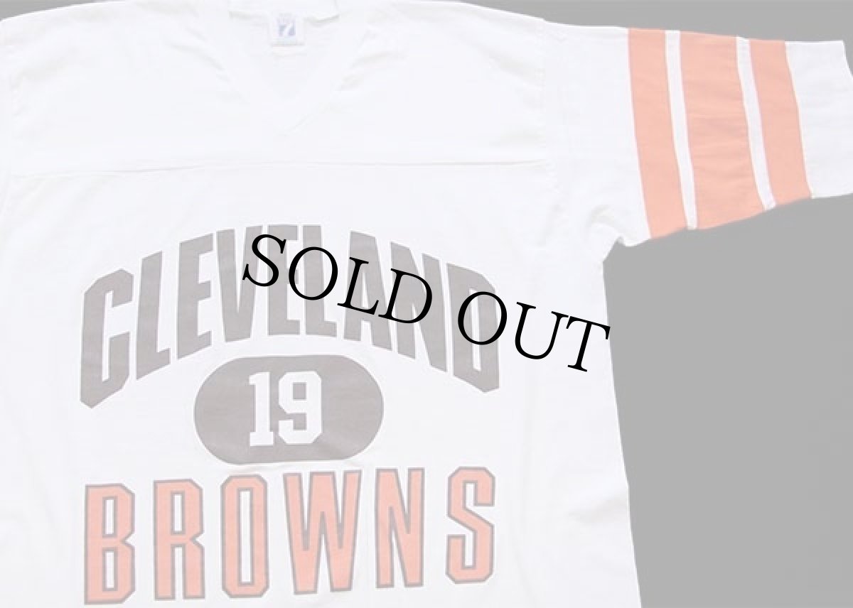 画像1: 80s USA製 LOGO7 NFL CLEVELAND BROWNS 19 三段中抜き ビッグロゴ Vネック フットボールTシャツ 白 (1)