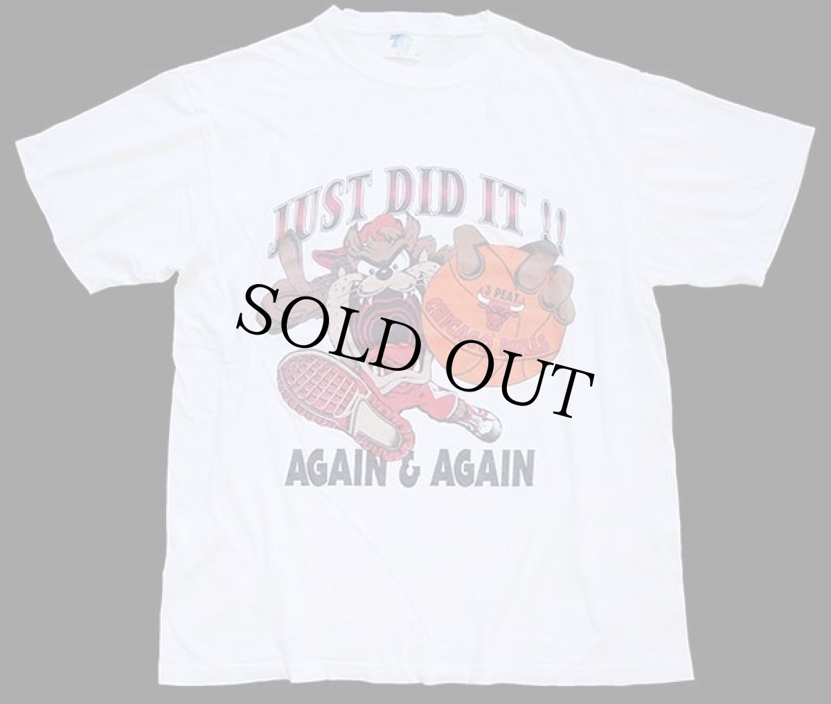 画像2: 90s JUST DID IT!! NBA CHICAGO BULLS シカゴ ブルズ タズマニアンデビル コットンTシャツ 白 XL (2)