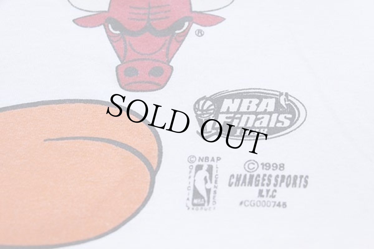 画像6: 90s USA製 NBA CHAMPS CHICAGO BULLS シカゴ ブルズ トゥイーティー コットンTシャツ 白 L (6)