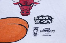 画像6: 90s USA製 NBA CHAMPS CHICAGO BULLS シカゴ ブルズ トゥイーティー コットンTシャツ 白 L (6)