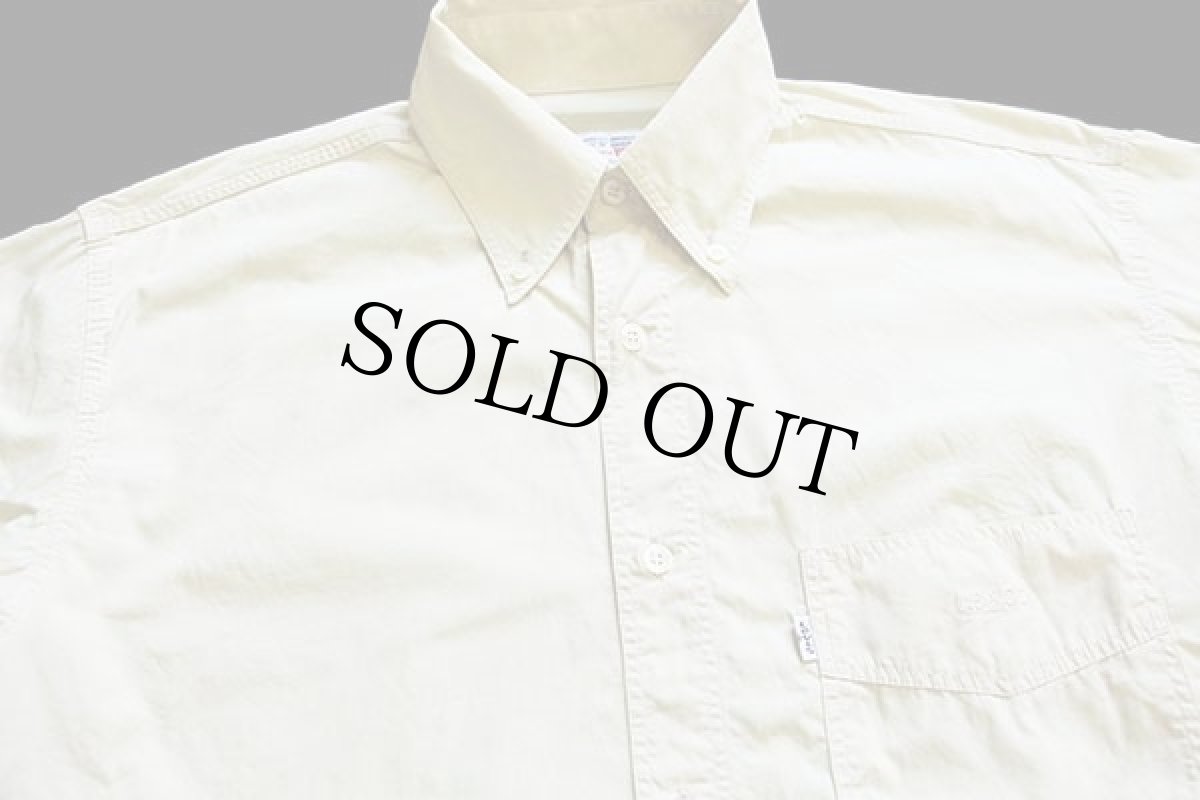 画像3: 90s ルーマニア製 Levi'sリーバイス ロゴ刺繍 ボタンダウン コットンポプリン シャツ クリーム★ユーロ (3)