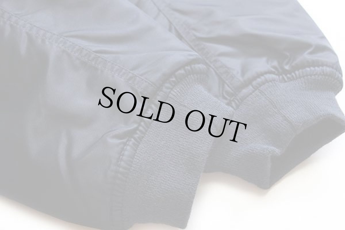 画像9: デッドストック★90s イタリア製 Levi'sリーバイス MA-1タイプ ロゴ刺繍 ナイロン フライトジャケット 紺 L★ユーロ (9)