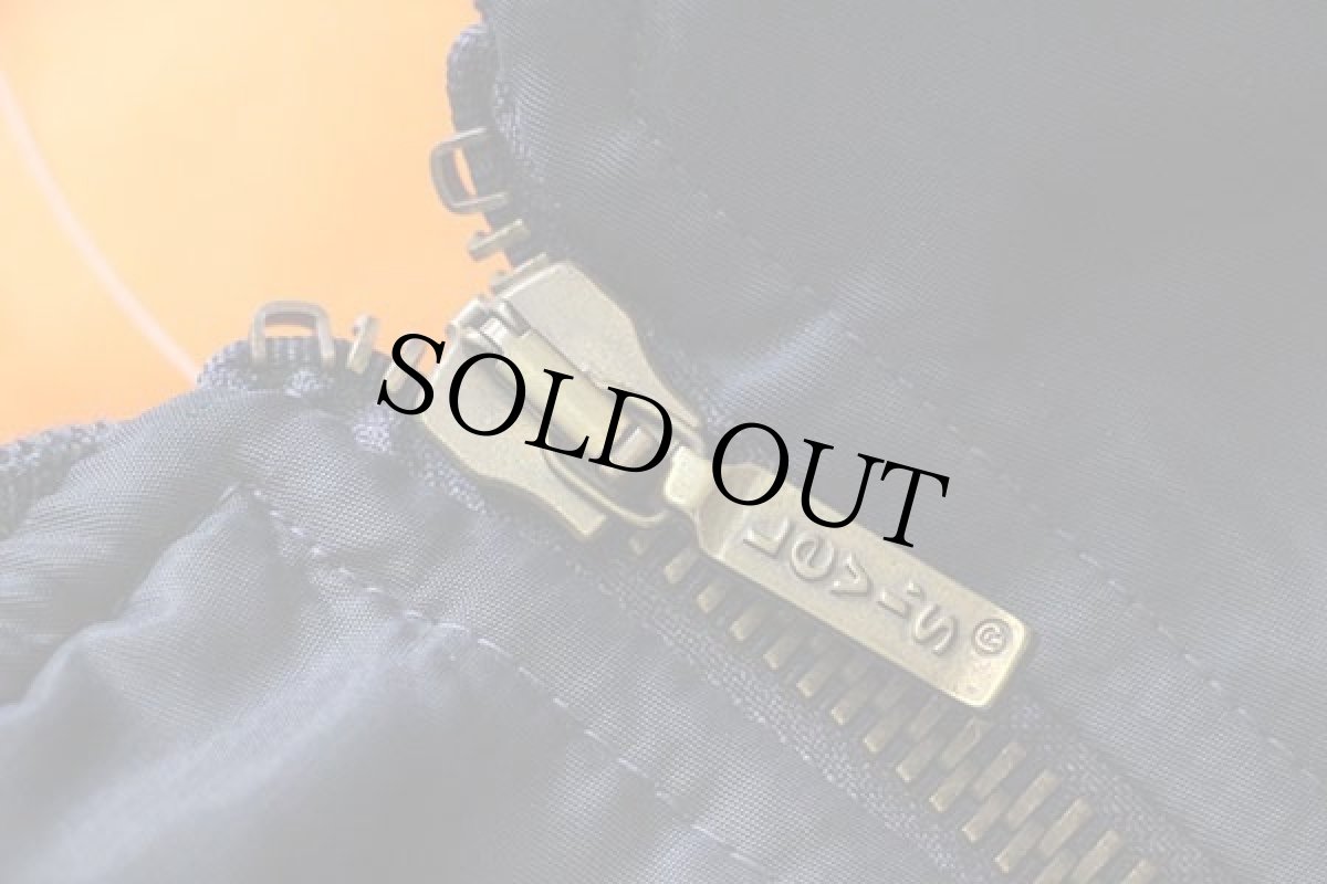 画像4: デッドストック★90s イタリア製 Levi'sリーバイス MA-1タイプ ロゴ刺繍 ナイロン フライトジャケット 紺 XL★ユーロ (4)