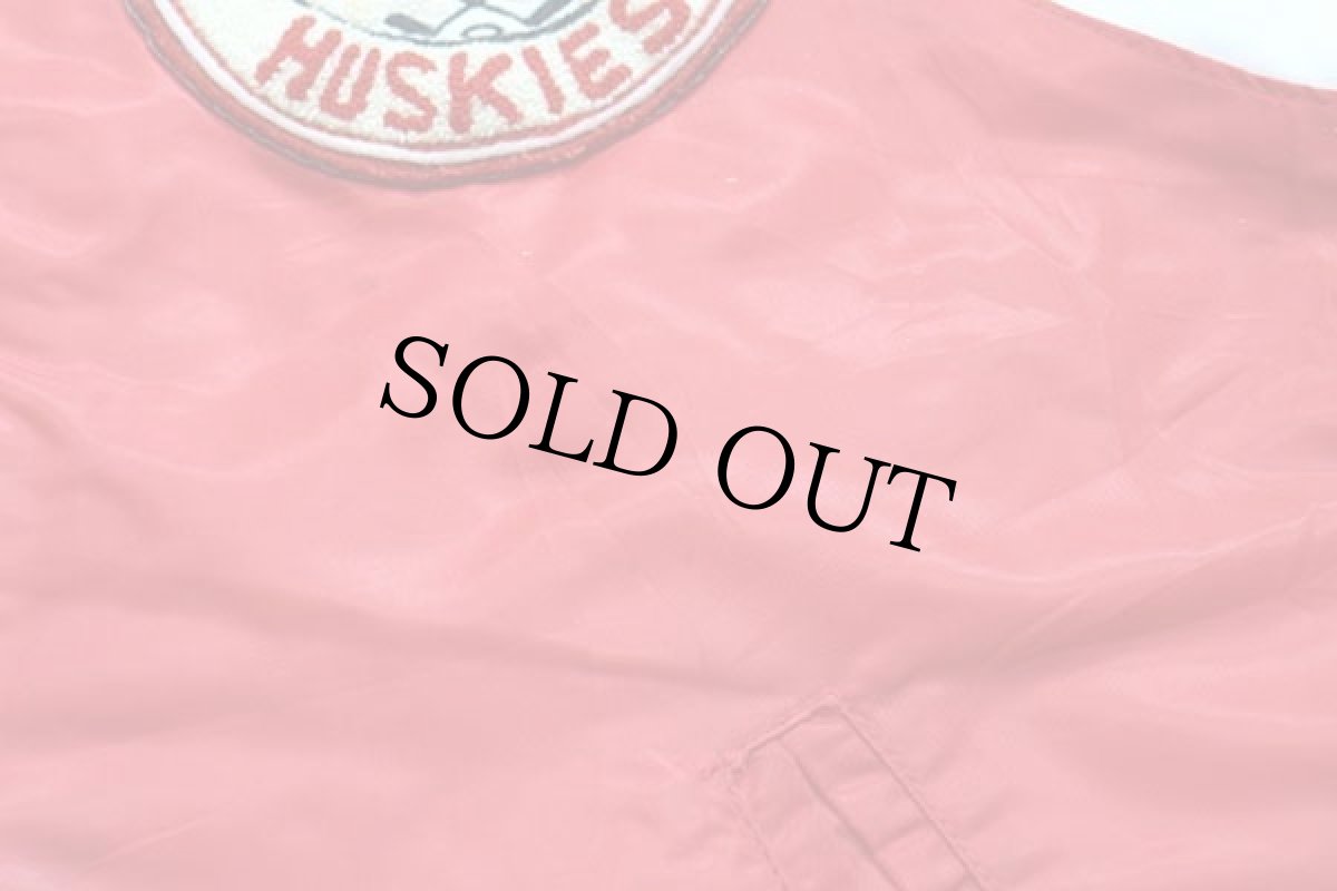 画像7: 80s NOTRE DAME HUSKIES パッチ付き キルティングライナー ナイロンスタジャン 赤 (7)