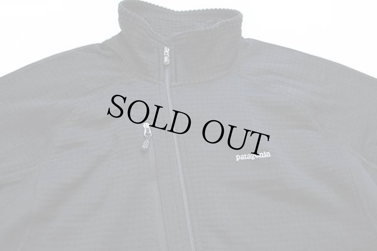 画像3: 00s USA製 patagoniaパタゴニア R1 フラッシュプルオーバー ワンポイント POLARTEC インナーフリース 黒 M (3)