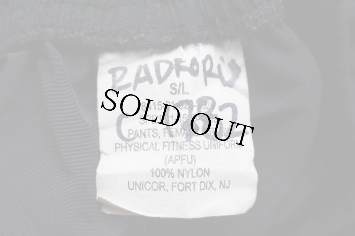 画像6: 15 米軍 U.S.ARMY ロゴ刺繍 APFU トレーニング ナイロンパンツ 黒 S/L (6)