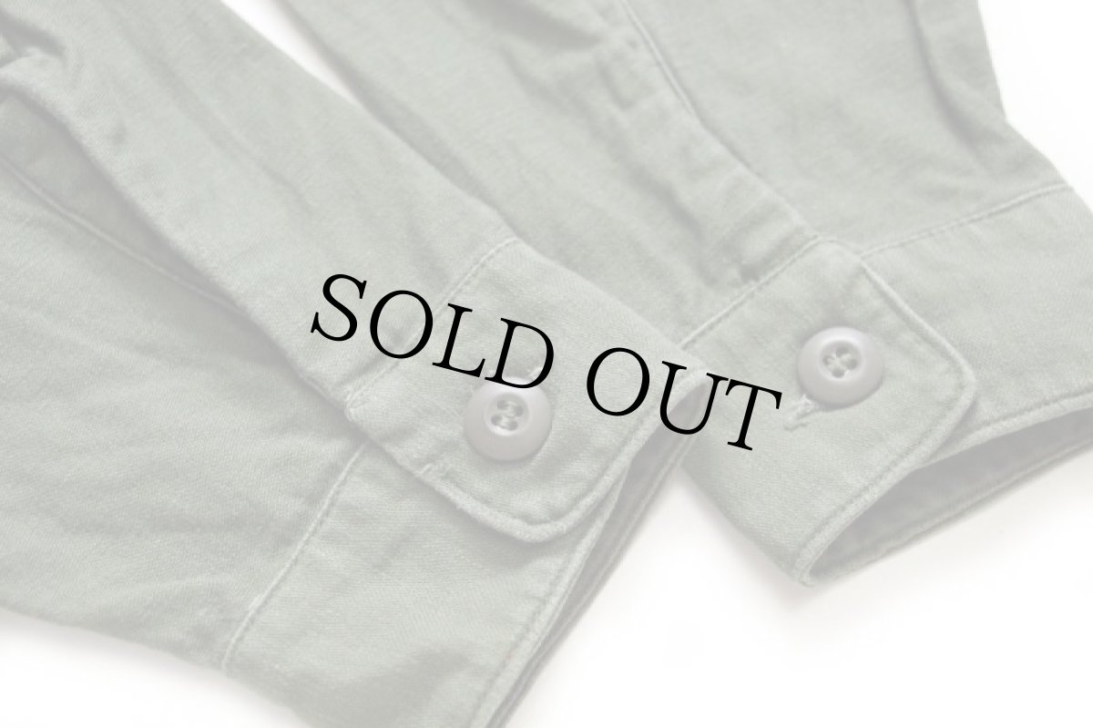 画像5: 70s 米軍 U.S.ARMY パッチ&ピンズ付き コットンサテン ユーティリティシャツ オリーブグリーン 17.5 (5)