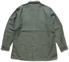 画像2: 60s 米軍 U.S.ARMY パッチ付き コットンサテン ユーティリティシャツ オリーブグリーン 15.5 (2)