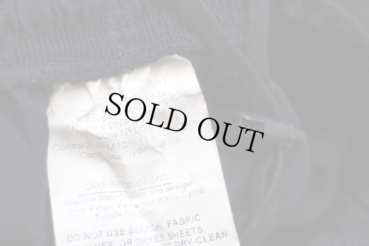 画像6: 11 米軍 U.S.ARMY ロゴ刺繍 APFU トレーニング ナイロンパンツ 黒 M/S★01 (6)