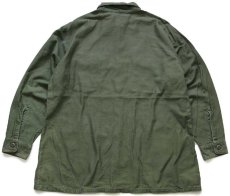 画像2: 70s 米軍 U.S.ARMY パッチ&ピンズ付き コットンサテン ユーティリティシャツ オリーブグリーン 17.5 (2)