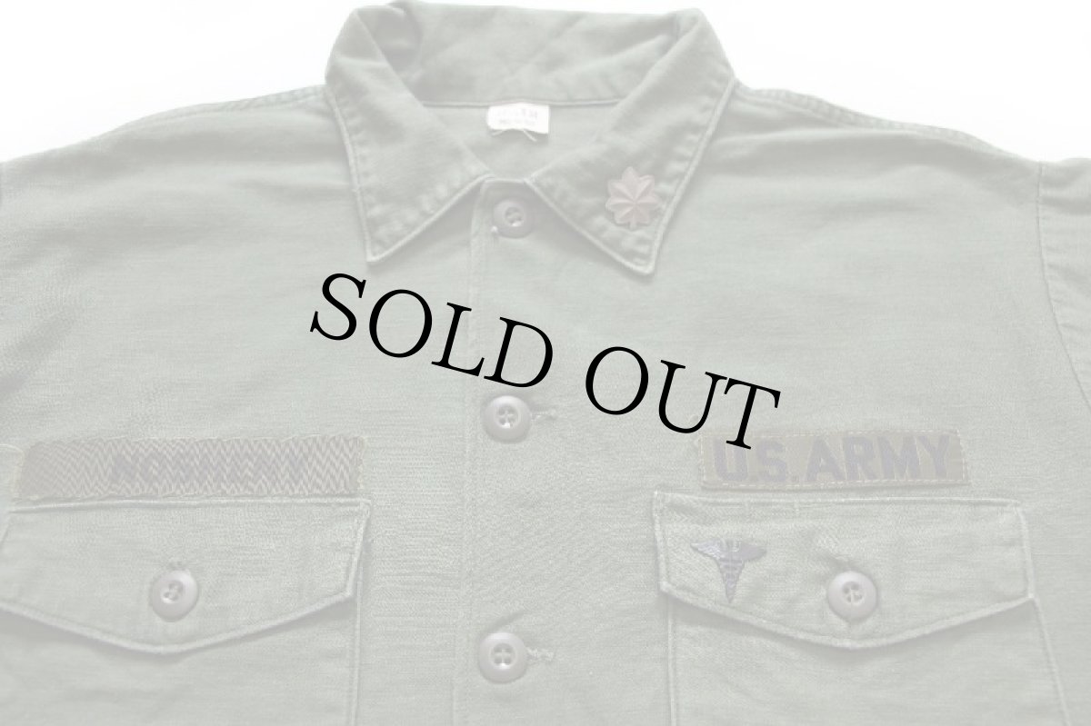 画像3: 70s 米軍 U.S.ARMY パッチ&ピンズ付き コットンサテン ユーティリティシャツ オリーブグリーン 17.5 (3)
