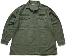 画像1: 70s 米軍 U.S.ARMY パッチ&ピンズ付き コットンサテン ユーティリティシャツ オリーブグリーン 17.5★R (1)