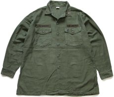 画像1: 70s 米軍 U.S.ARMY パッチ&ピンズ付き コットンサテン ユーティリティシャツ オリーブグリーン 17.5 (1)