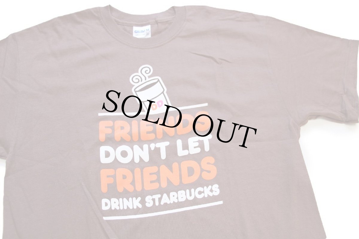 画像4: 未使用★Dunkin' Donuts ダンキンドーナツ FRIENDS DON'T LET FRIENDS DRINK STARBUCKS コットンTシャツ 茶 M (4)