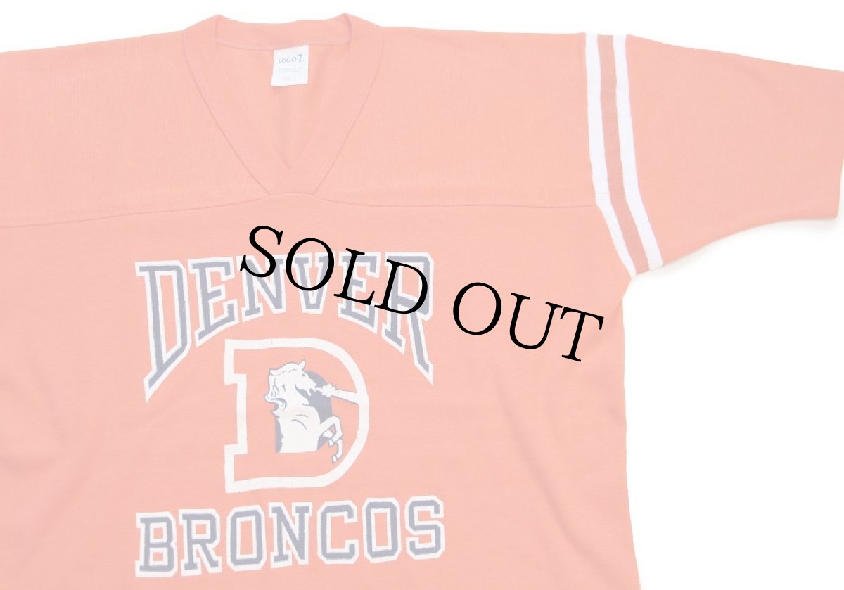 画像1: 70s LOGO7 NFL DENVER BRONCOS Vネック フットボールTシャツ オレンジ L (1)
