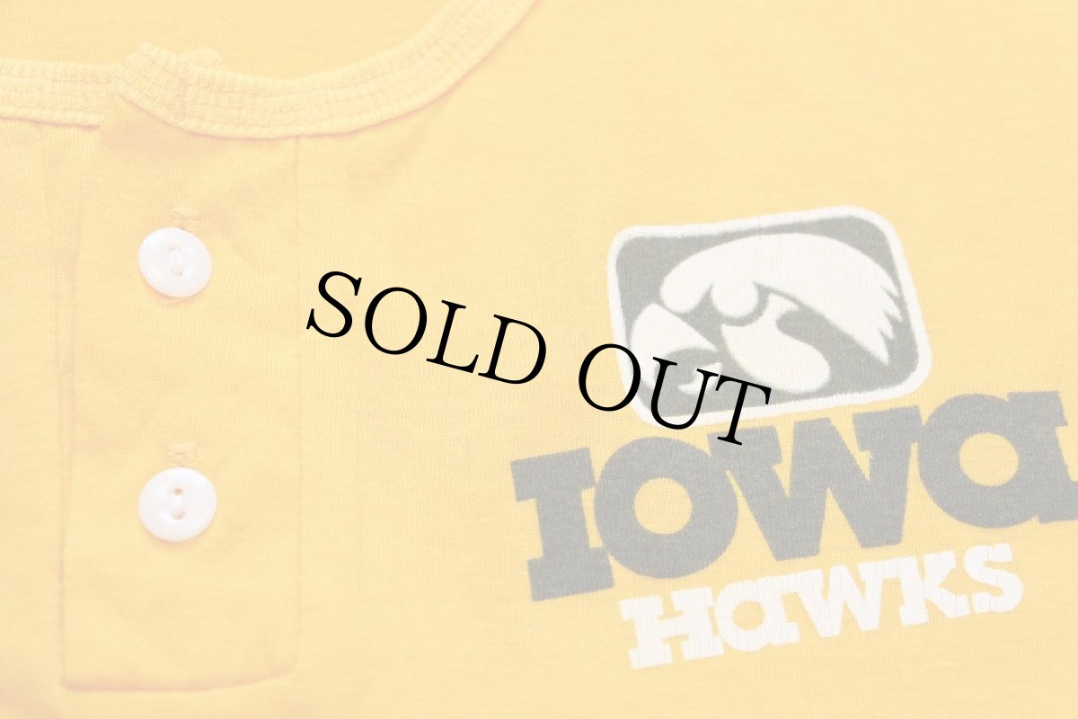 画像5: 80s IOWA HAWKS ヘンリーネック Tシャツ 濃黄 (5)