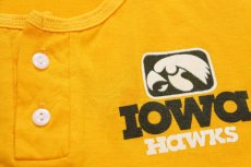 画像5: 80s IOWA HAWKS ヘンリーネック Tシャツ 濃黄 (5)