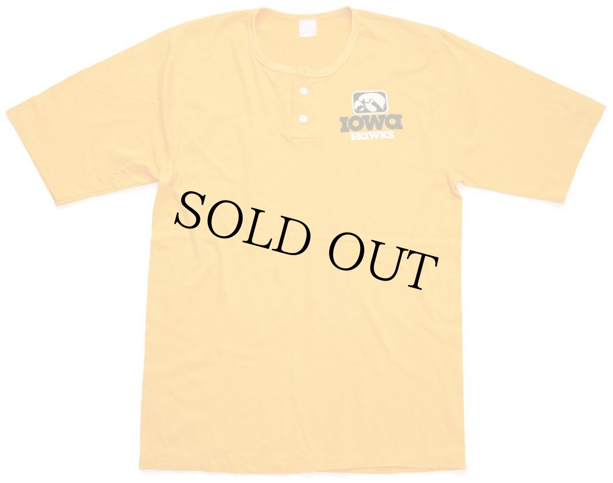 画像2: 80s IOWA HAWKS ヘンリーネック Tシャツ 濃黄 (2)