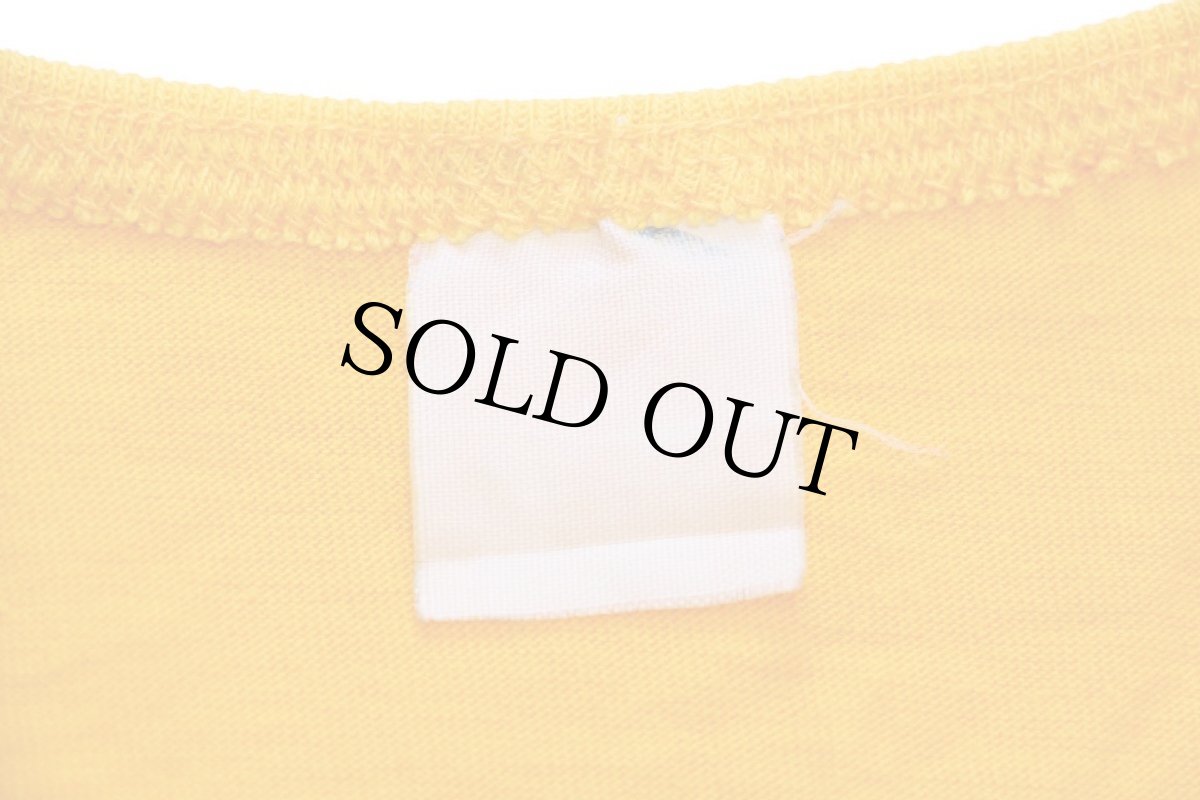 画像4: 80s IOWA HAWKS ヘンリーネック Tシャツ 濃黄 (4)