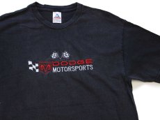 画像1: 00s メキシコ製 DODGEダッジ MOTORSPORTS チェッカーフラッグ ロゴ刺繍 コットンTシャツ 黒 フェード L (1)