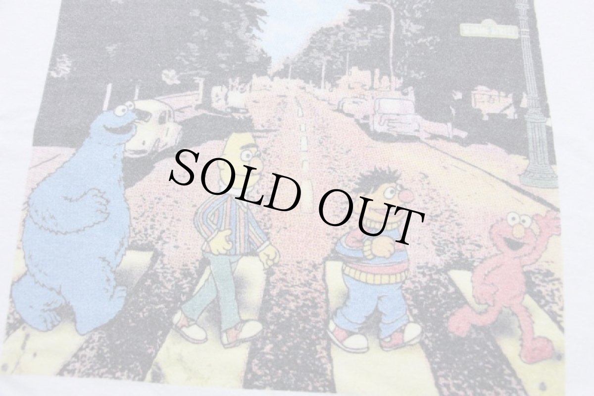 画像5: 00s SESAME STREETセサミストリート The Beatlesビートルズ Abbey Road パロディ コットンTシャツ 白 XL (5)