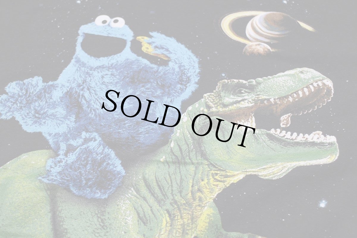 画像4: SESAME STREETセサミストリート クッキーモンスター ティラノサウルス 恐竜 宇宙 コットンTシャツ 黒 L (4)