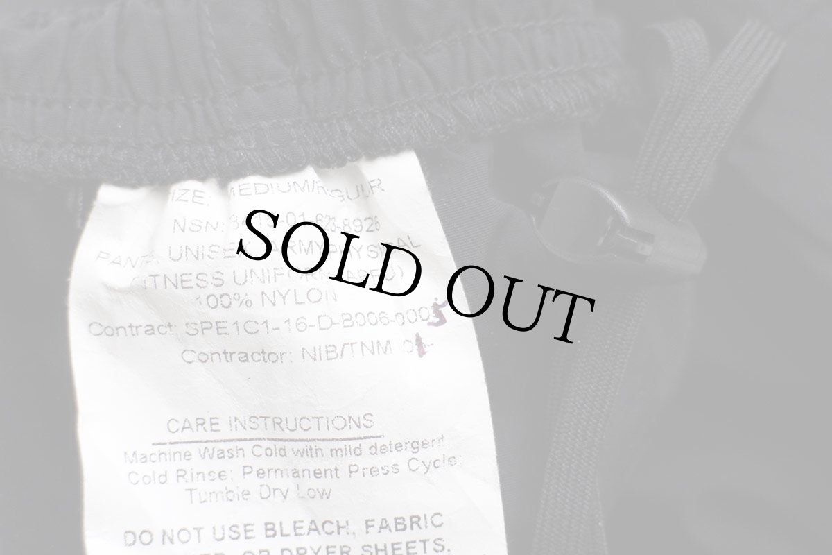 画像6: 16 米軍 U.S.ARMY ロゴ刺繍 APFU トレーニング ナイロンパンツ 黒 M/R★23 IPFU (6)