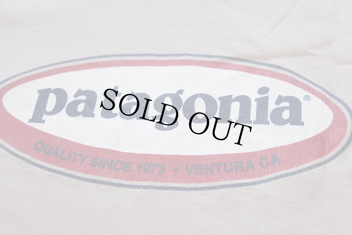 画像4: 90s USA製 patagoniaパタゴニア Beneficial T's オーバルロゴ オーガニックコットンTシャツ グレーベージュ S (4)