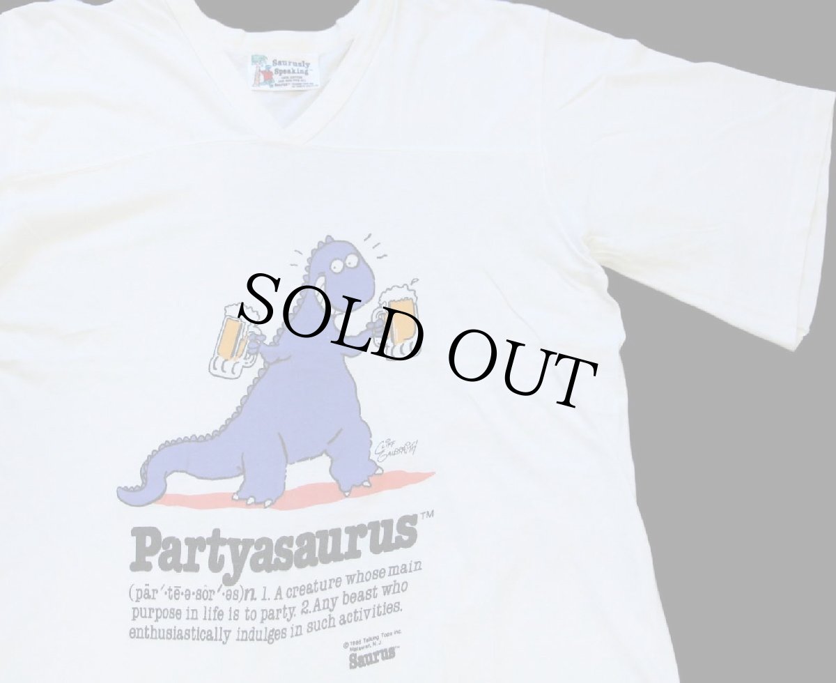 画像1: 80s USA製 Saurusly Speaking Partyasaurus 恐竜 ビール Vネック コットンTシャツ 白 (1)