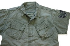 画像3: 60s 米軍 USAF パッチ付き 半袖 カスタム ジャングルファティーグジャケット 3rd ノンリップ ペンキ飛び オリーブグリーン フェード (3)