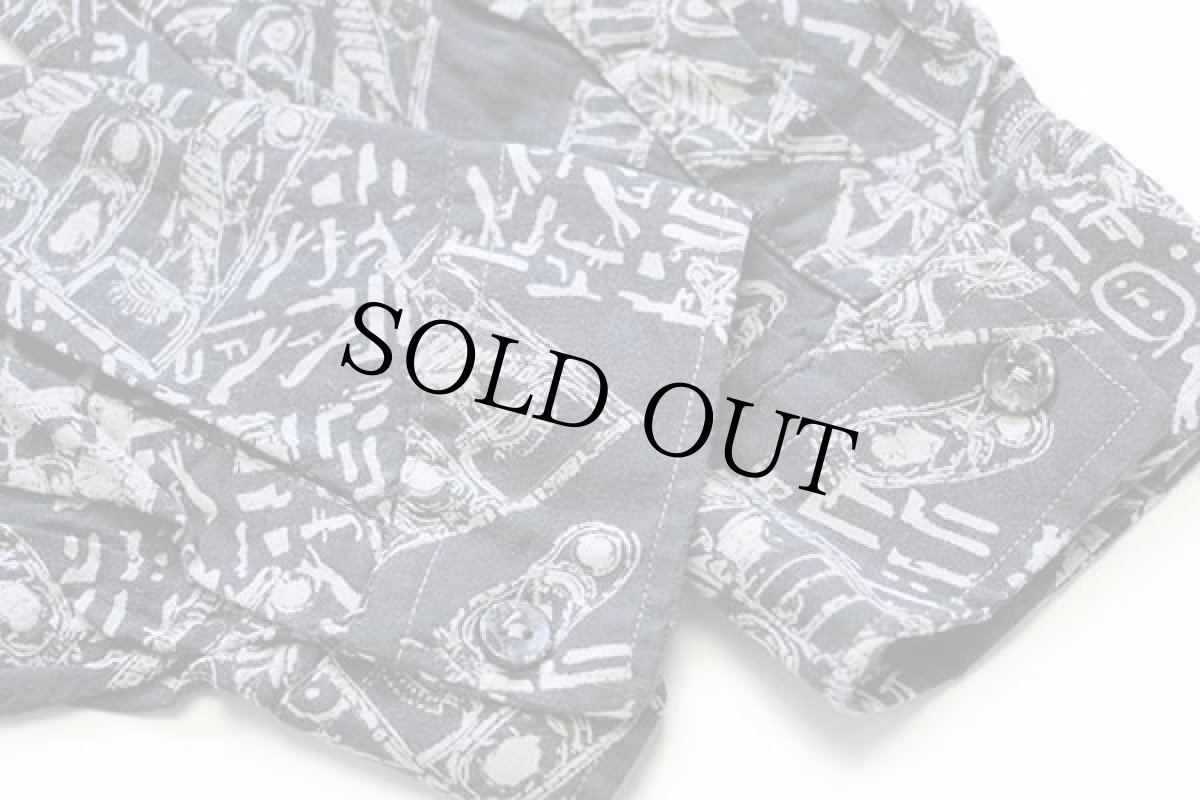 画像6: 80s イタリア製 UNKNOWN アート 総柄 レーヨンシャツ 炭黒 L (6)