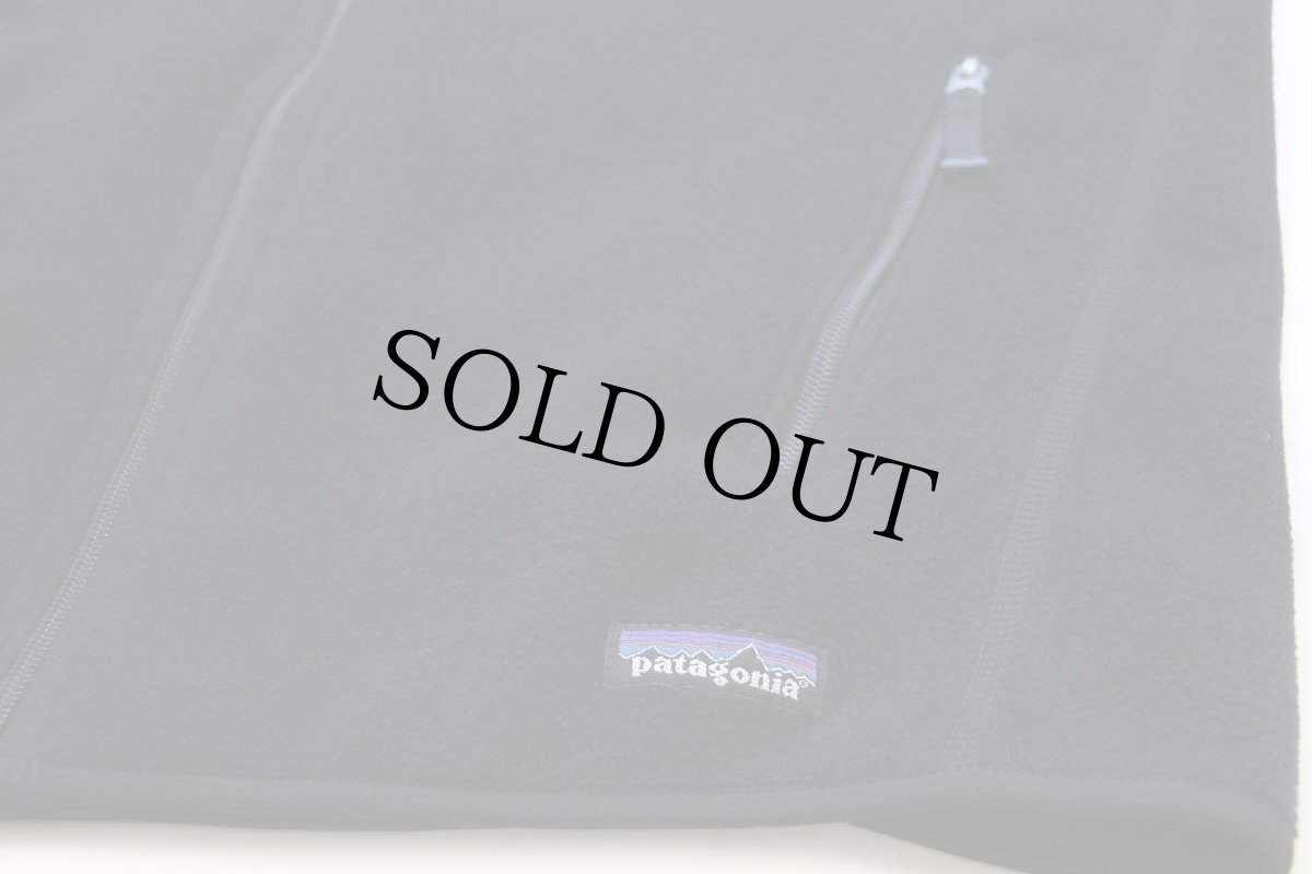 画像6: 00s メキシコ製 patagoniaパタゴニア DIVIDEND CAPITAL 刺繍 シンチラ フリースベスト 黒 L (6)