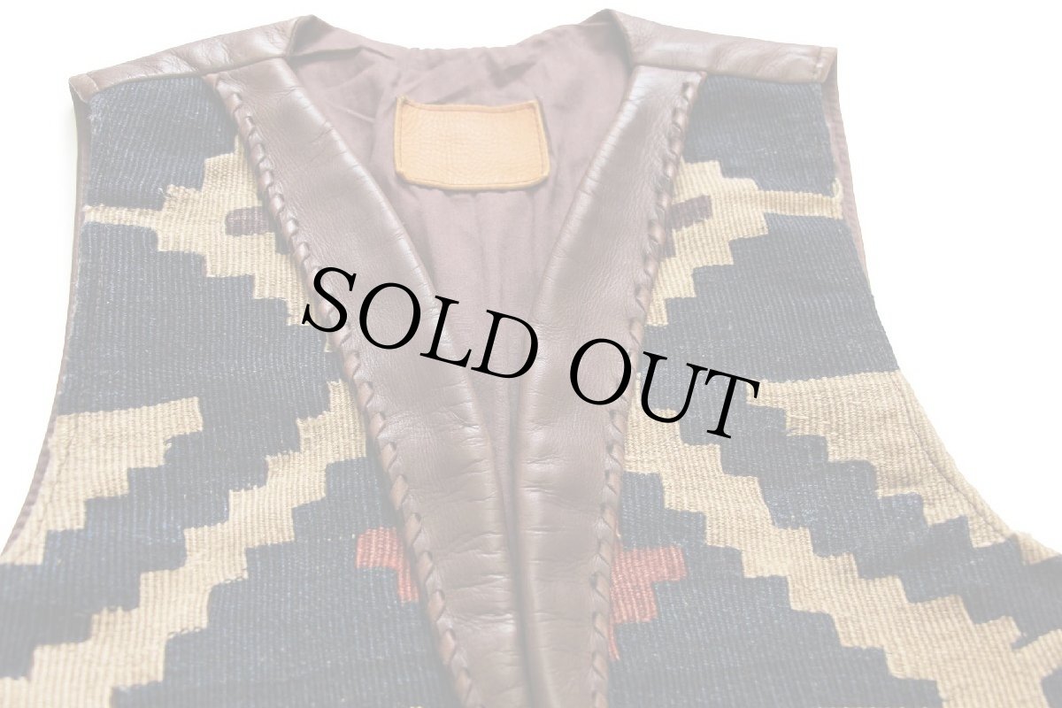 画像3: UNKNOWN コンチョボタン フォークロア柄 ラグ×レザー 切り替え ベスト (3)