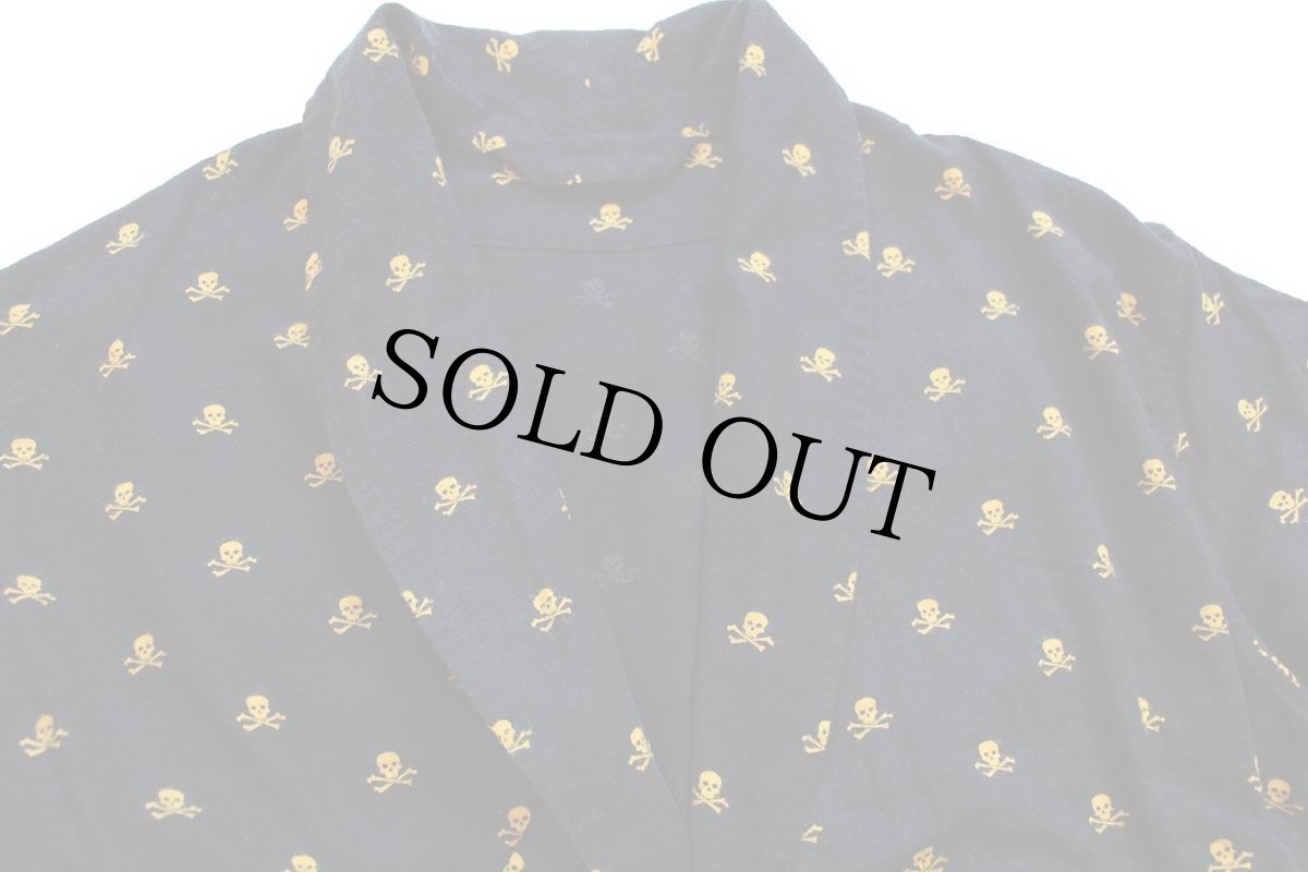 画像4: UNKNOWN スカル クロスボーン 総柄 ショールカラー コットン プリントネルガウン 黒★ローブ (4)