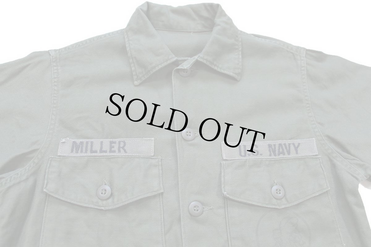 画像3: 60s 米軍 U.S.NAVY SEABEES パッチ付き コットンサテン ユーティリティシャツ オリーブグリーン (3)