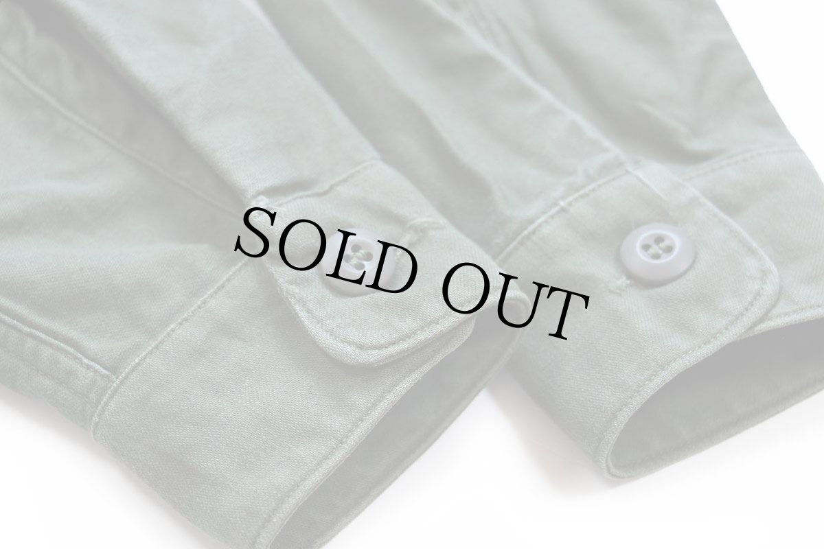 画像6: 60s 米軍 U.S.NAVY SEABEES パッチ付き コットンサテン ユーティリティシャツ オリーブグリーン (6)