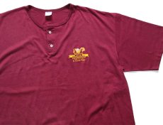 画像1: 90s USA製 MARTINS AUTOMOTIVE & VALUE TIRE 刺繍 ヘンリーネック Tシャツ バーガンディ XXL★特大 (1)