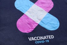 画像4: 2019 VACCINATED COVID-19 コロナ ウイルス ワクチン amazonアマゾン ロゴ コットンTシャツ 紺 L (4)