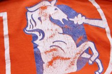 画像4: 90s USA製 NFL BRONCOS ひび割れプリント Vネック コットン フットボールTシャツ オレンジ L (4)