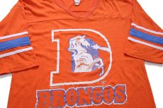 画像1: 90s USA製 NFL BRONCOS ひび割れプリント Vネック コットン フットボールTシャツ オレンジ L (1)