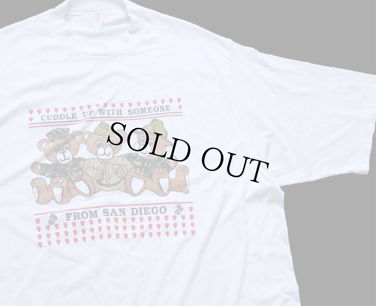 画像3: 90s USA製 CUDDLE UP WITH SOMEONE FROM SAN DIEGO USMC ロゴ ベア ぬいぐるみ Tシャツ 白 特大★ワンピース (3)