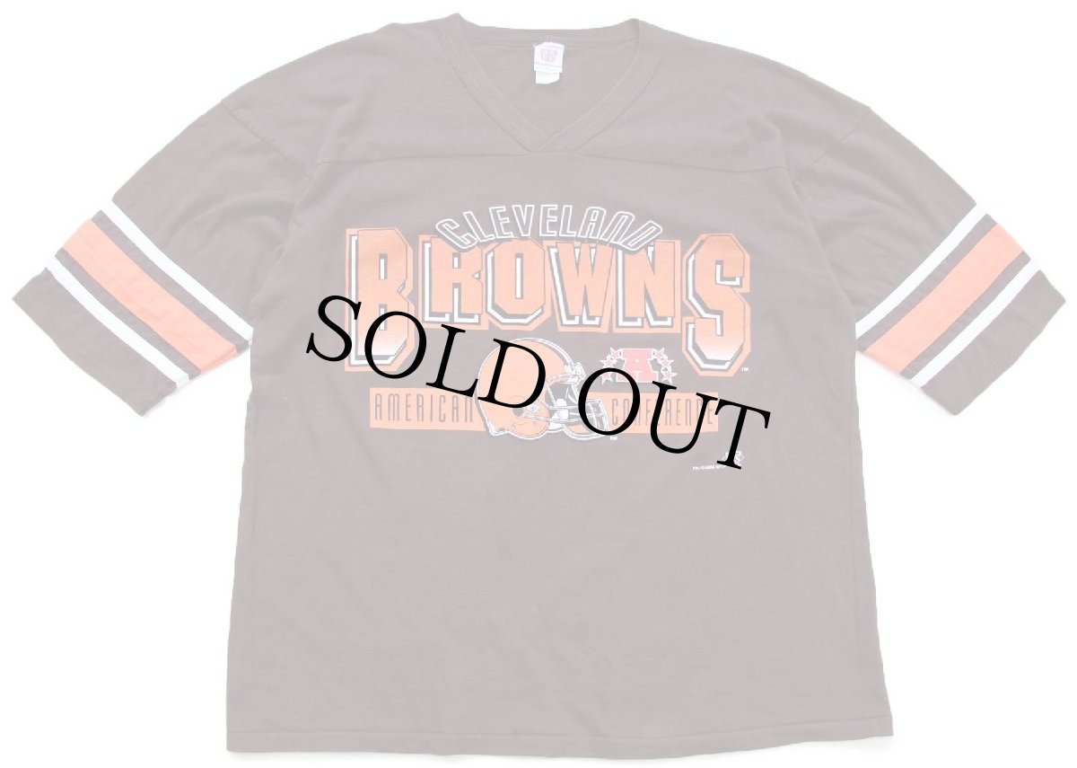 画像1: 90s USA製 NFL CLEVELAND BROWNS Vネック コットン フットボールTシャツ 焦げ茶 XL (1)