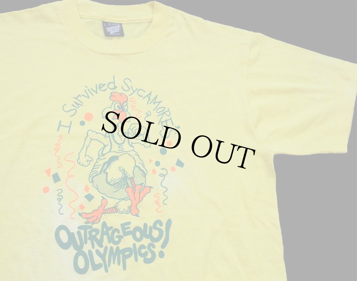 画像1: 90s USA製 I Survived SYCAMORE'S OUTRAGEOUS OLYMPICS! チキン イラスト ブリーチ Tシャツ 黄 L (1)