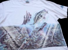 画像1: 90s USA製 ''THE SHALLOWS'' フィッシング クロコダイル アート 両面プリント コットンTシャツ 白 L (1)