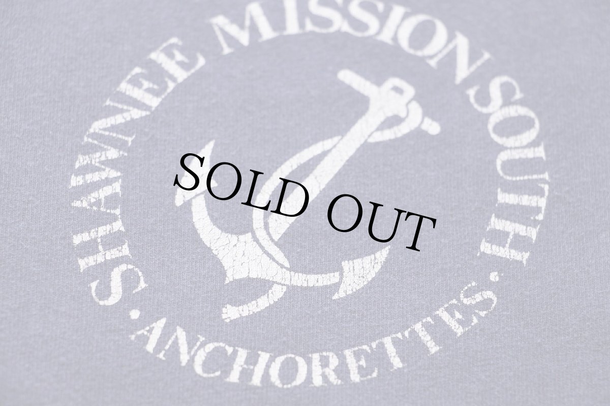 画像4: 70s USA製 RUSSELLラッセル SHAWNEE MISSION SOUTH ANCHORETTES ひび割れプリント コットンTシャツ 紺 フェード (4)