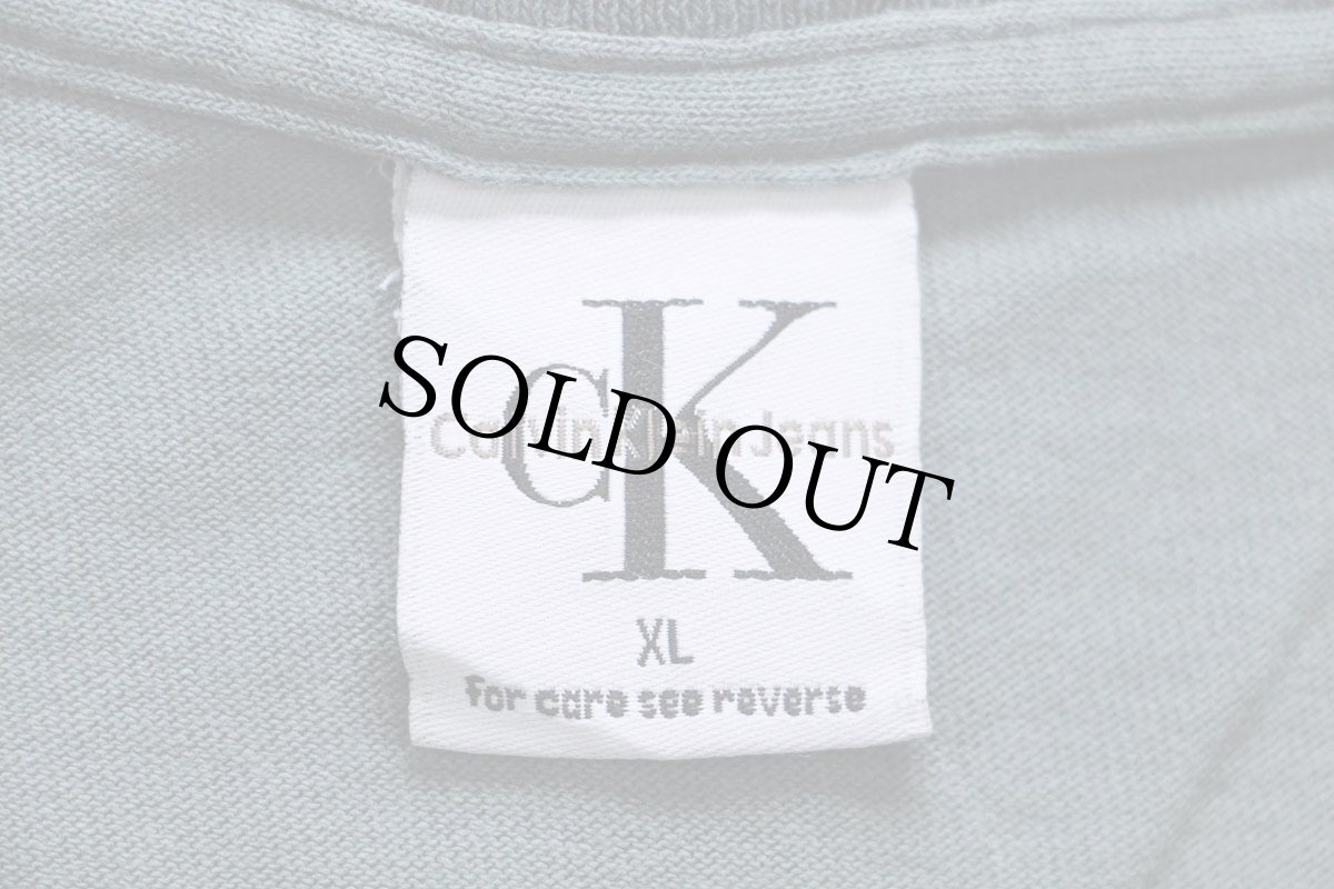 画像4: 90s USA製 Calvin Klein Jeans カルバンクライン ロゴ ひび割れプリント ペンキ飛び コットンTシャツ グリーングレー XL (4)