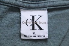 画像4: 90s USA製 Calvin Klein Jeans カルバンクライン ロゴ ひび割れプリント ペンキ飛び コットンTシャツ グリーングレー XL (4)