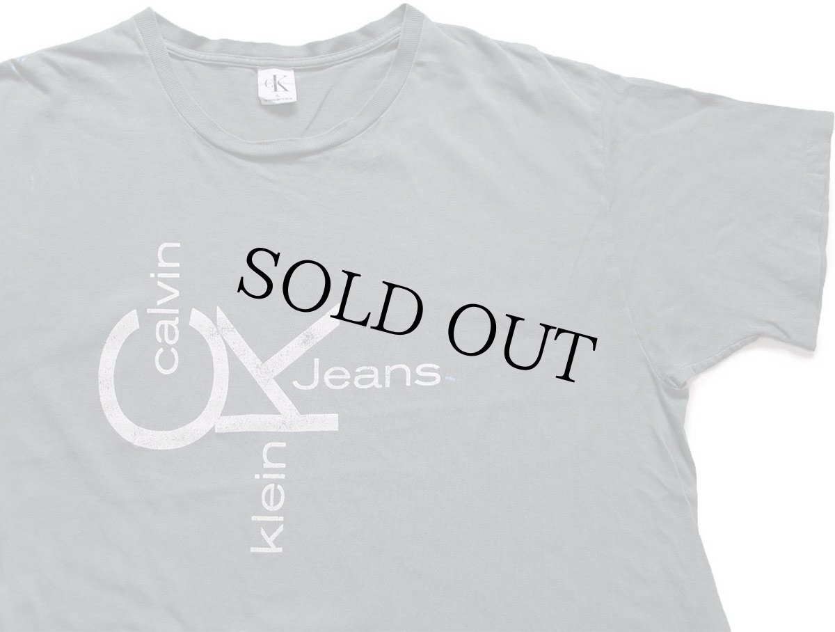 画像1: 90s USA製 Calvin Klein Jeans カルバンクライン ロゴ ひび割れプリント ペンキ飛び コットンTシャツ グリーングレー XL (1)